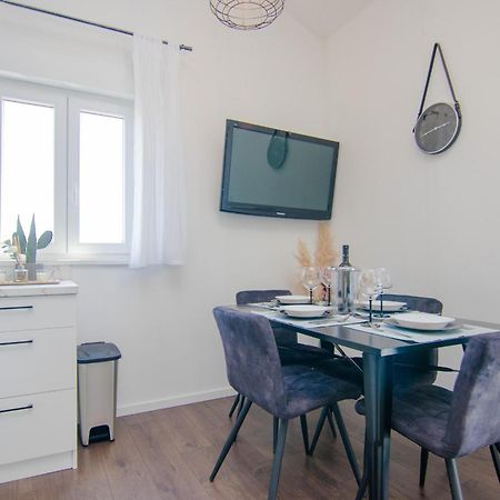 Apartments Aki Малинска Екстериор снимка